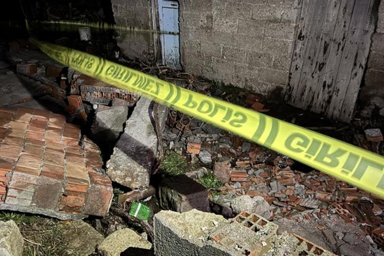 İstanbul'da Fırtına Faciası! Metrelerce Duvar Çöktü, Bir Kişi Hayatını Kaybetti