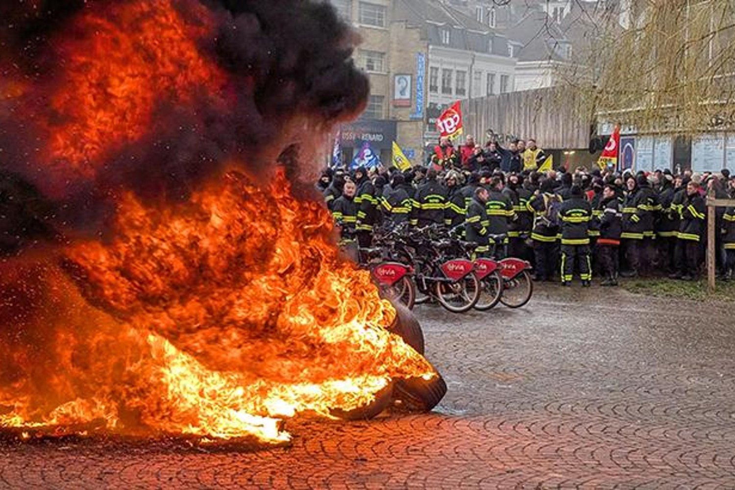 Fransa'da Yüzlerce İtfaiyeci Çalışma Koşulları İçin Protesto Düzenledi