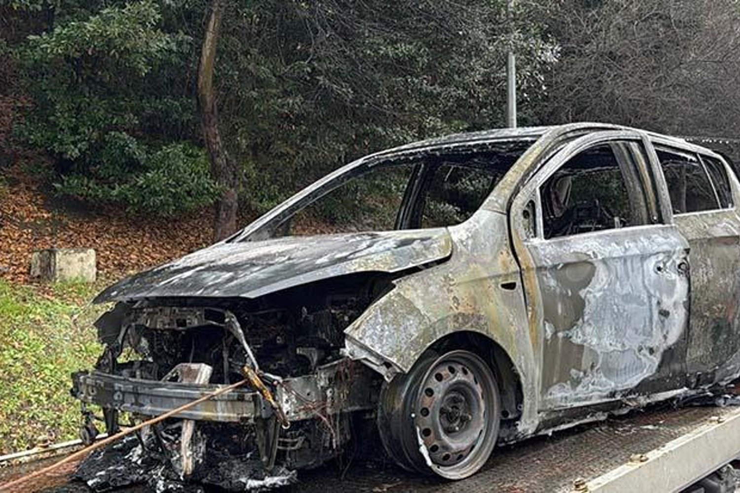 Fatih Sultan Mehmet Köprüsü'nde Otomobil Yangını Kapattı! Trafik Çilesi Son Buldu