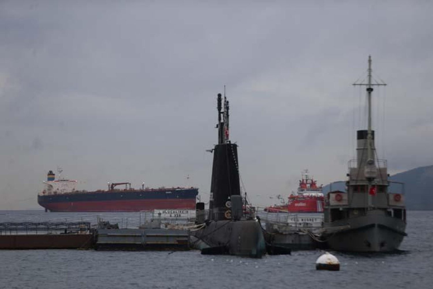 Bozcaada'da Karaya Oturan Tanker Yalova'ya Gönderildi