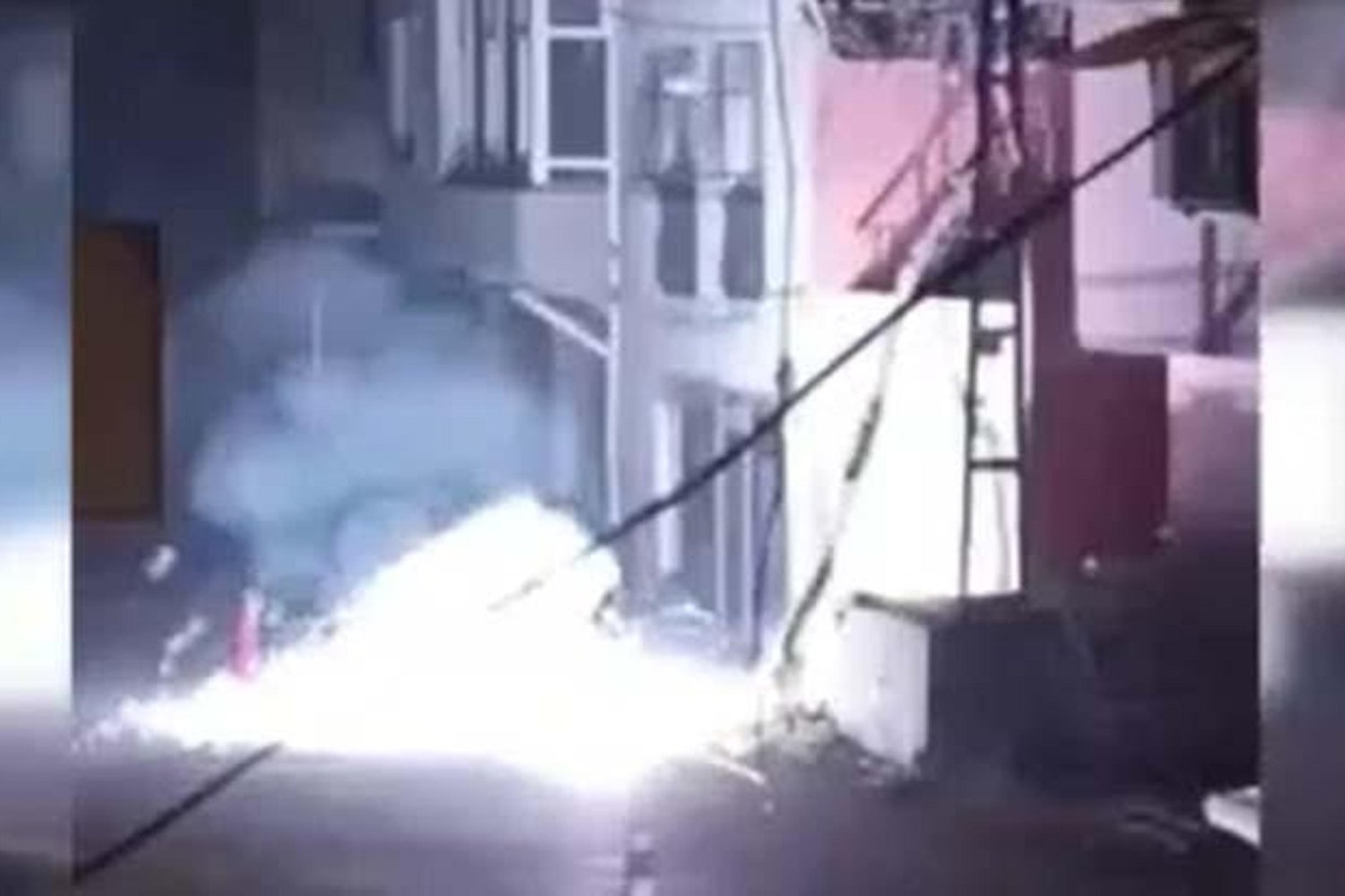 Hatayda Elektrik Kabloları Havai Fişek Gibi Patladı: Vatandaşlar Tedirgin