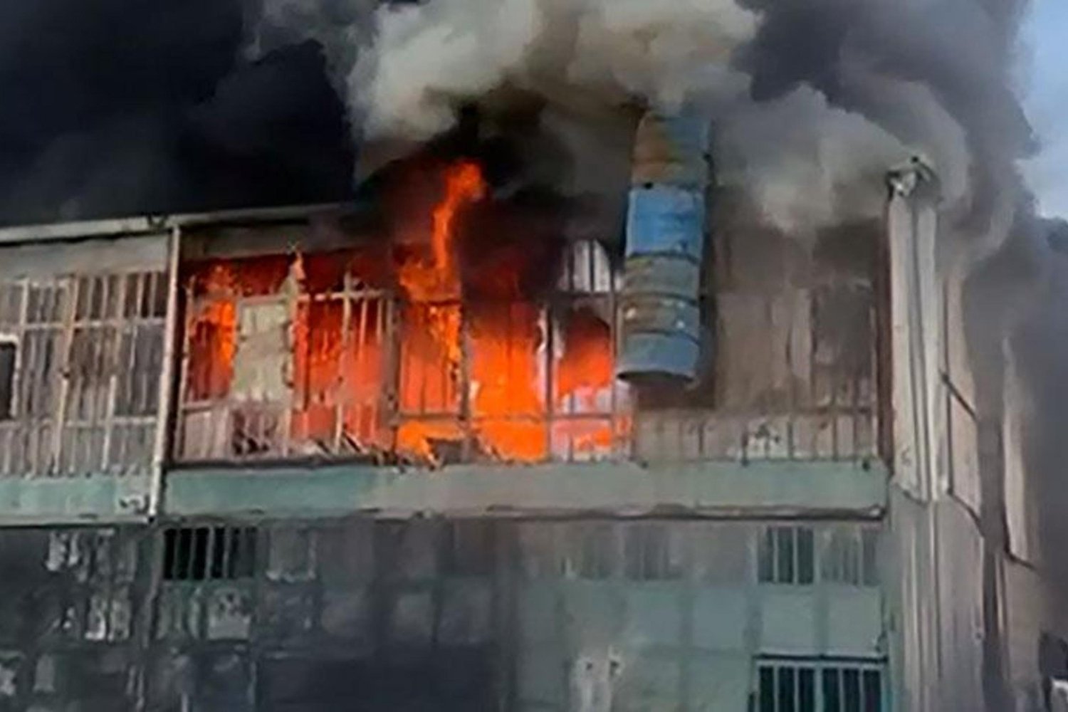 Antakya'da Mobilya Atölyesinde Yangın Kontrollü Altına Alındı