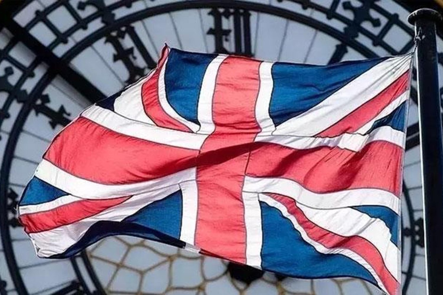 İngiltere İran'daki Protestolar Nedeniyle Büyükelçiliğini Geçici Kapatıp Personelini Dışarı Çıkarıyor