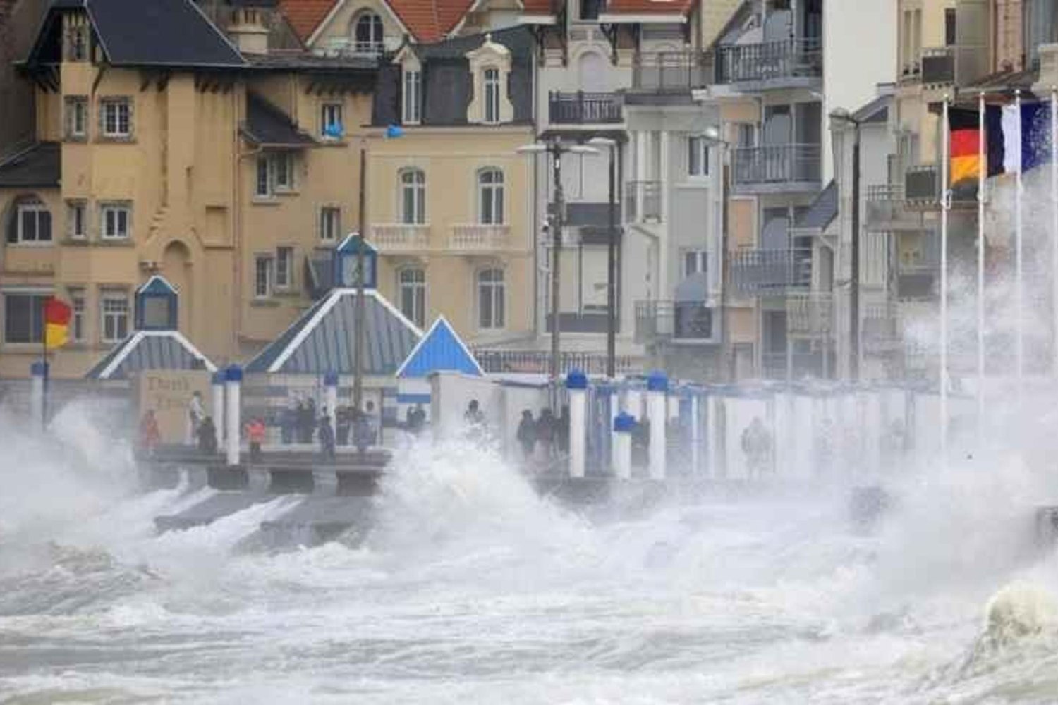 İngiltere ve Fransa Goretti Fırtınasıyla Sarsıldı: Ağır Hasar ve Elektrik Kesintileri