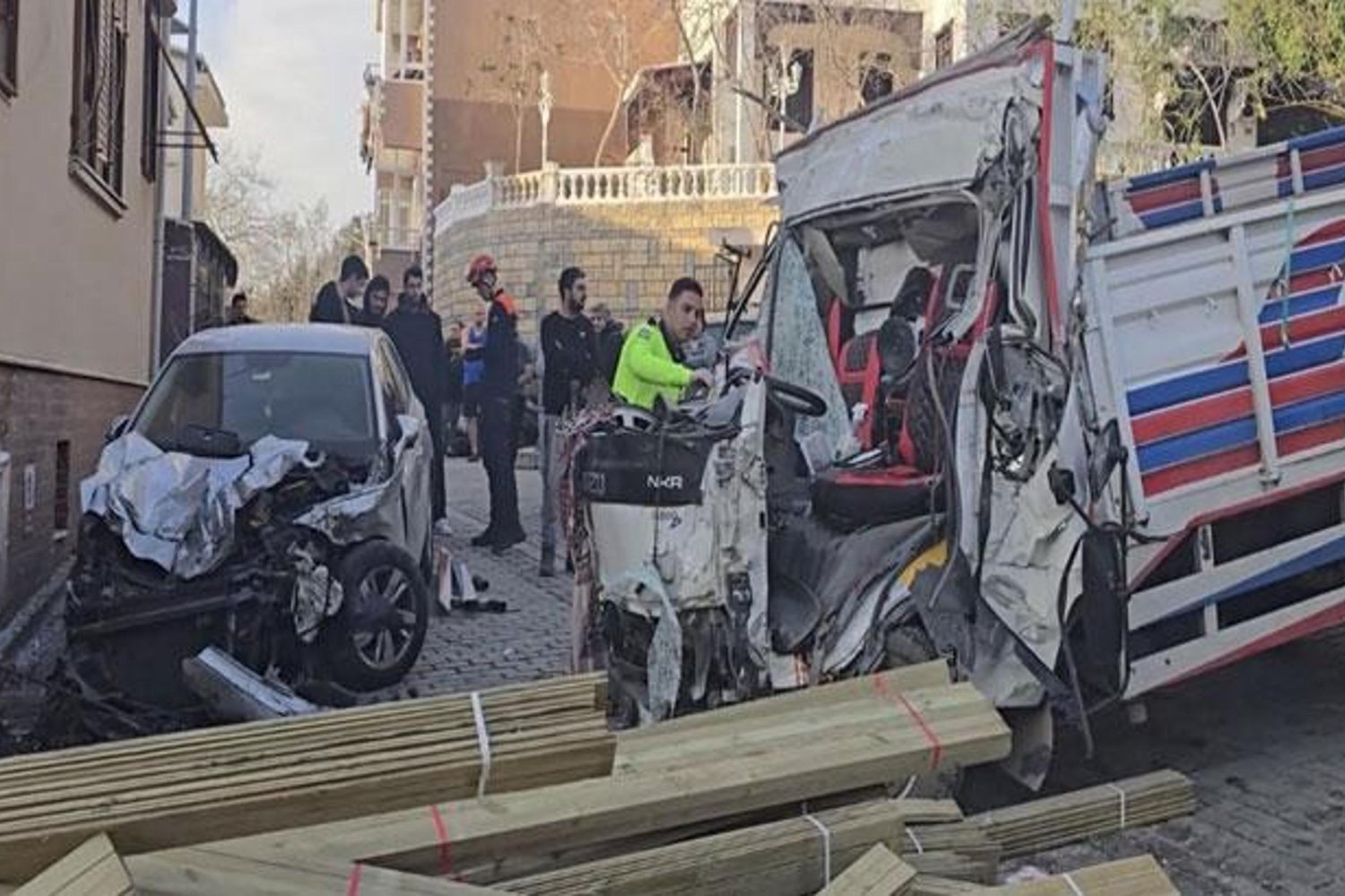 Beykoz'da Trágik Kaza: Yokuşta Kontrolü Kaybeden Kamyon 2 Turisti ve Bir Polisi Hayatını Kaybetti