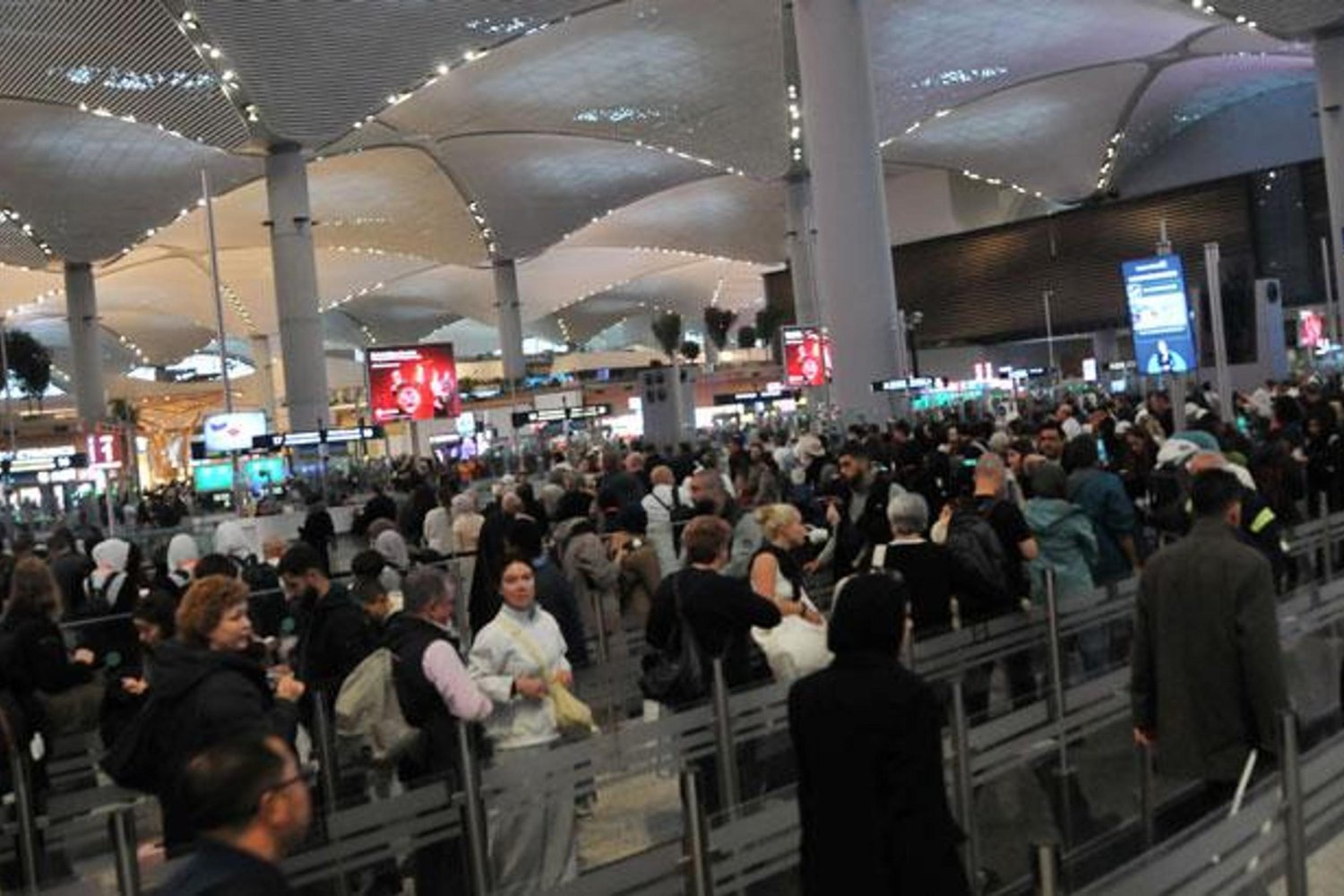 Yarıyıl Tatili Yoğunluğu İstanbul Havalimanını Vurdu: Yolcu Sayısı İki Katına Çıktı