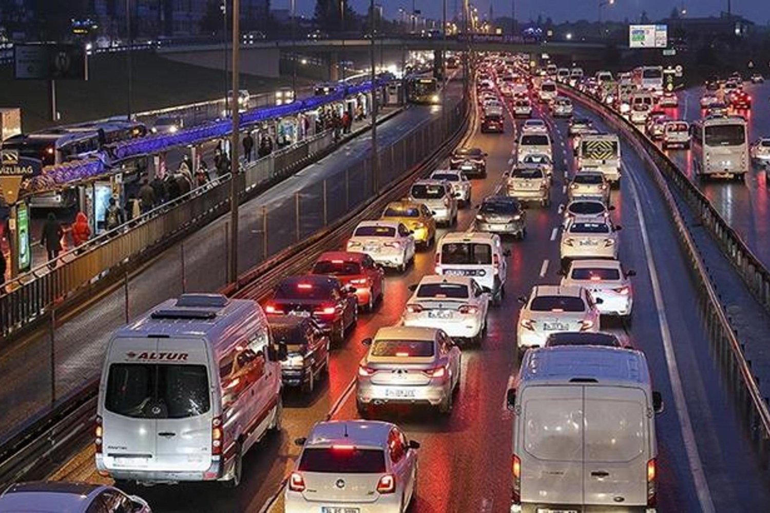 İstanbul Trafik Yoğunluğu Yüzde 85'e Ulaştı: Açıklamalar ve Detaylar