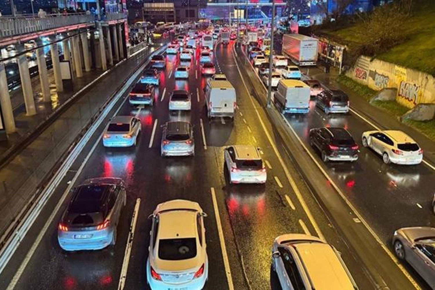 İstanbul Trafik Yoğunluğu Açıklandı: Akşam Saatlerinde Korkanlara Uyarı!