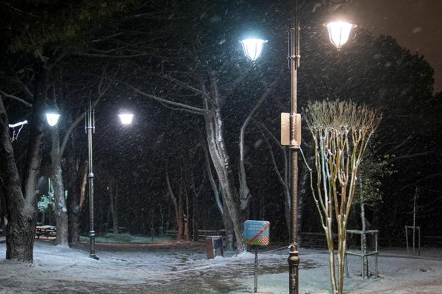 İstanbul'da Kar Yağışı Etkili Oldu: Yollar, Çatı ve Araçlar Beyaza Büründü!