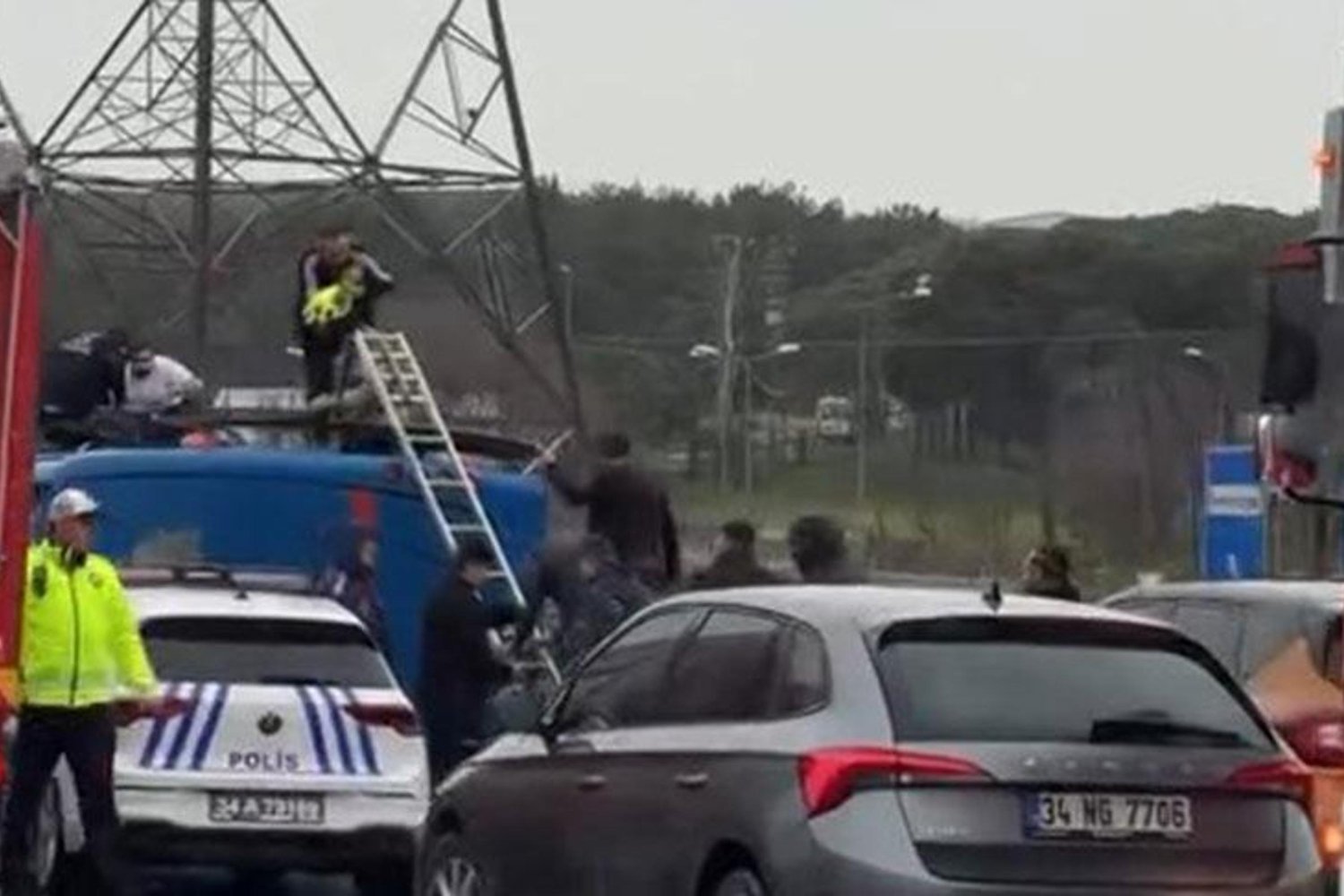 Kağıthane'de Mahkum Taşıyan Araç Devrildi: 4 Jandarma Yaralandı