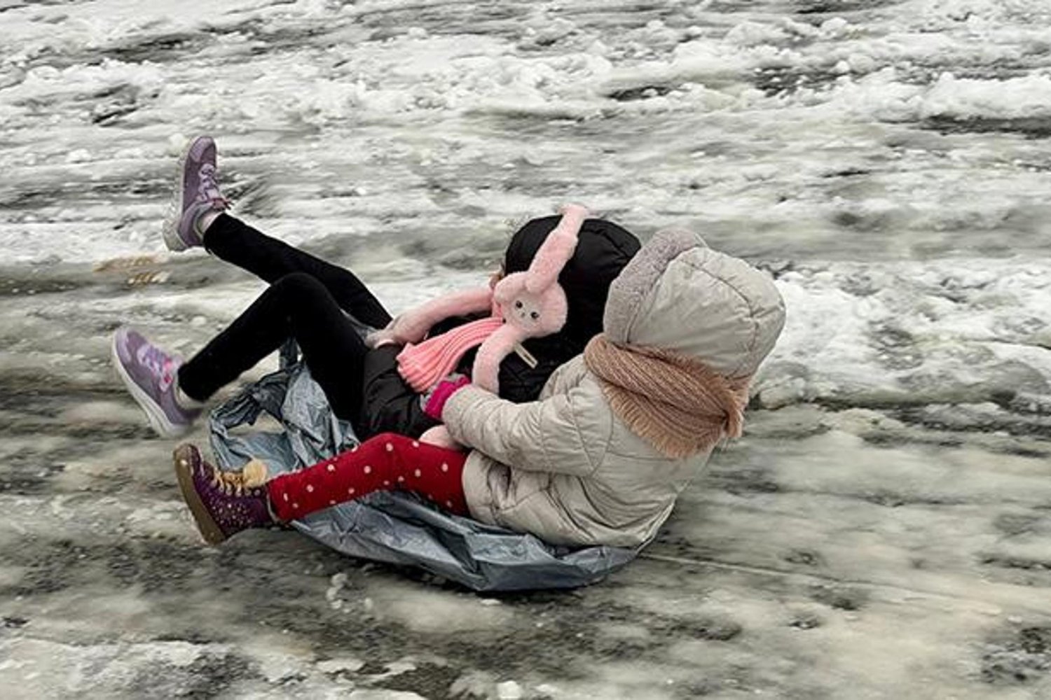 İstanbul'da Kar 1,5 Metreye Ulaştı, Arnavutköy'de Çocuklar Poşet Kaydı!