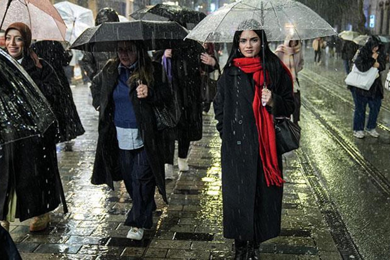 İstanbul'da Kuvvetli Yağmur ve Rüzgar Sokağa Çıkmayı Zorlaştırdı