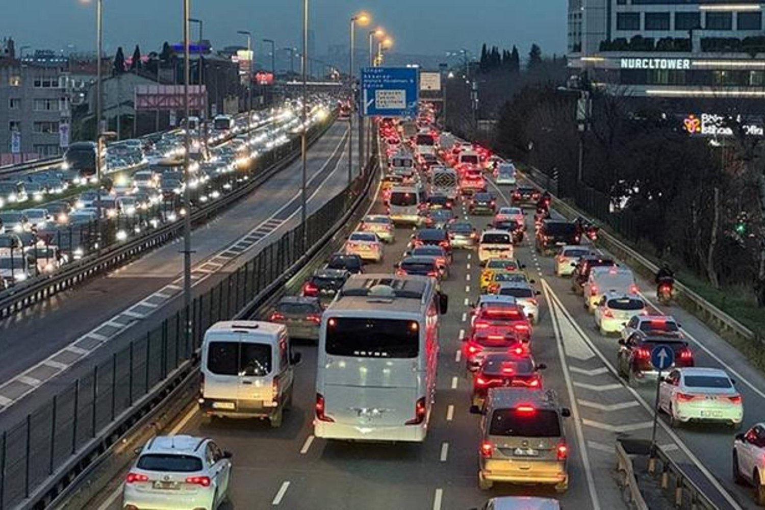 İstanbulda Trafik Yoğunluğu Çığır Açtı: Ulaşımda Aksama ve Sürüş Zorlukları