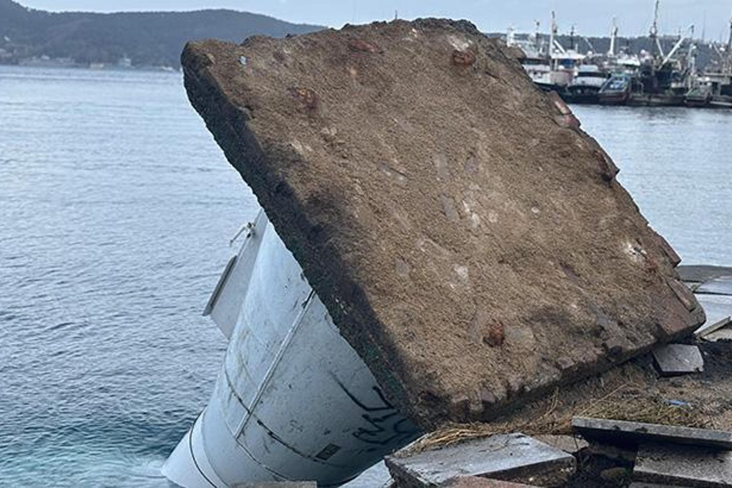 İstanbul'da Şiddetli Lodos Fırtınası Feneri Devirdi: Detaylar Gün yüzüne çıktı