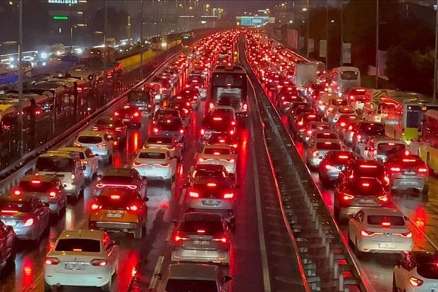 İstanbul'da Trafik Yoğunluğu Katlandı! Ulaşımda Aksamalar Güncel Durum