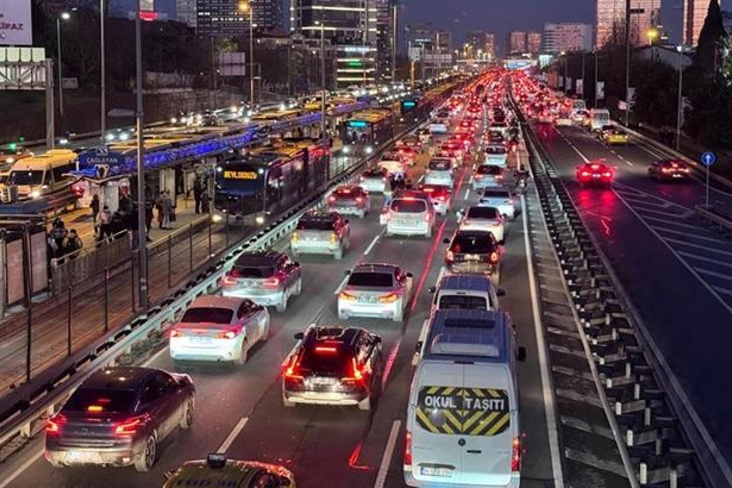 İstanbul'da Trafik Yoğunluğu %80'e Ulaştı: İşte Detaylar