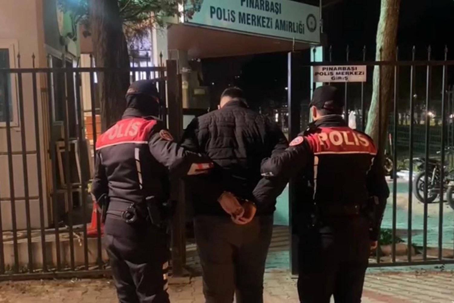 İzmir'de Aranan Şahıslar Güvenlik Güçlerini Şaşırttı: 21 Yıl Hapis ve Sahte Kimlikle Yakalandılar