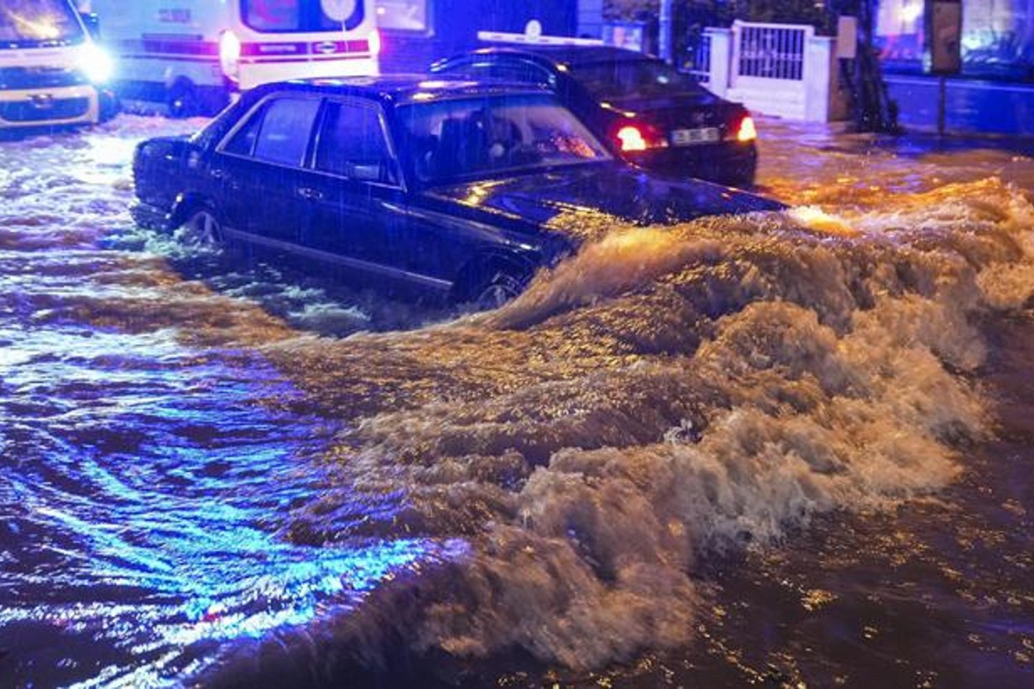 İzmir'de Kuvvetli Sağanak ve Fırtına Şiddetli Hasara Yol Açtı