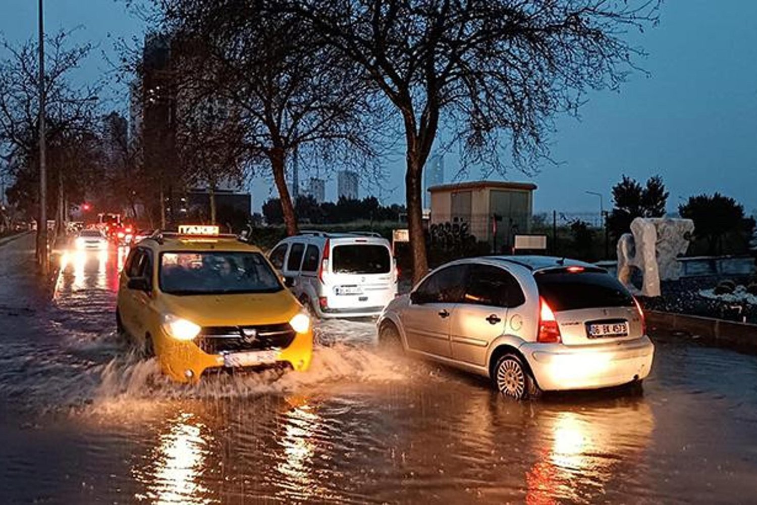 Sağanak ve Gök Gürültüsü Şehri Etkisi Altına Aldı: Trafik Felç Oldu
