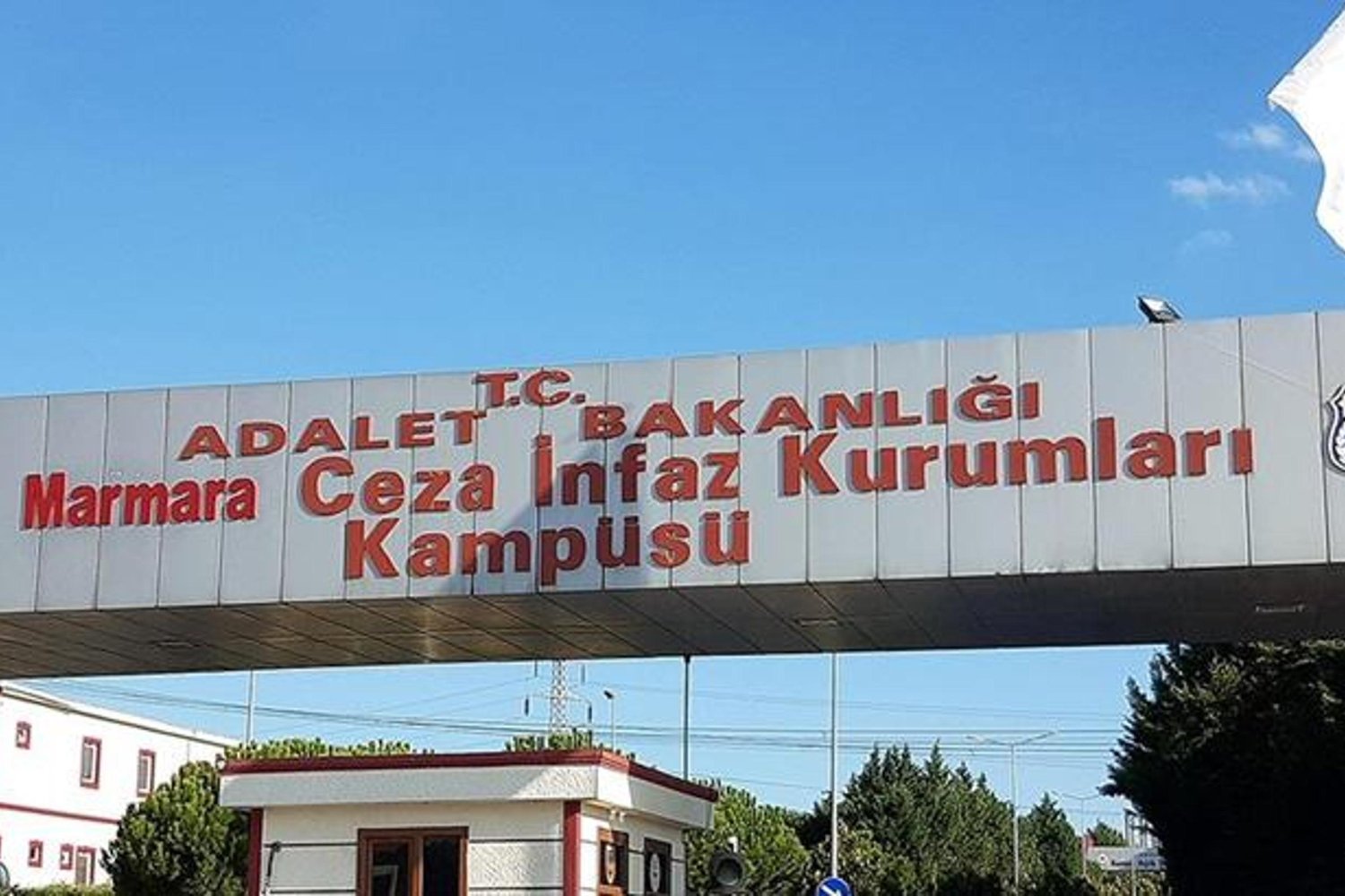 İnfaz Kurumu Önünde Olay: Güvenlik Güçleri ve Tutuklular Arasında Gerilim