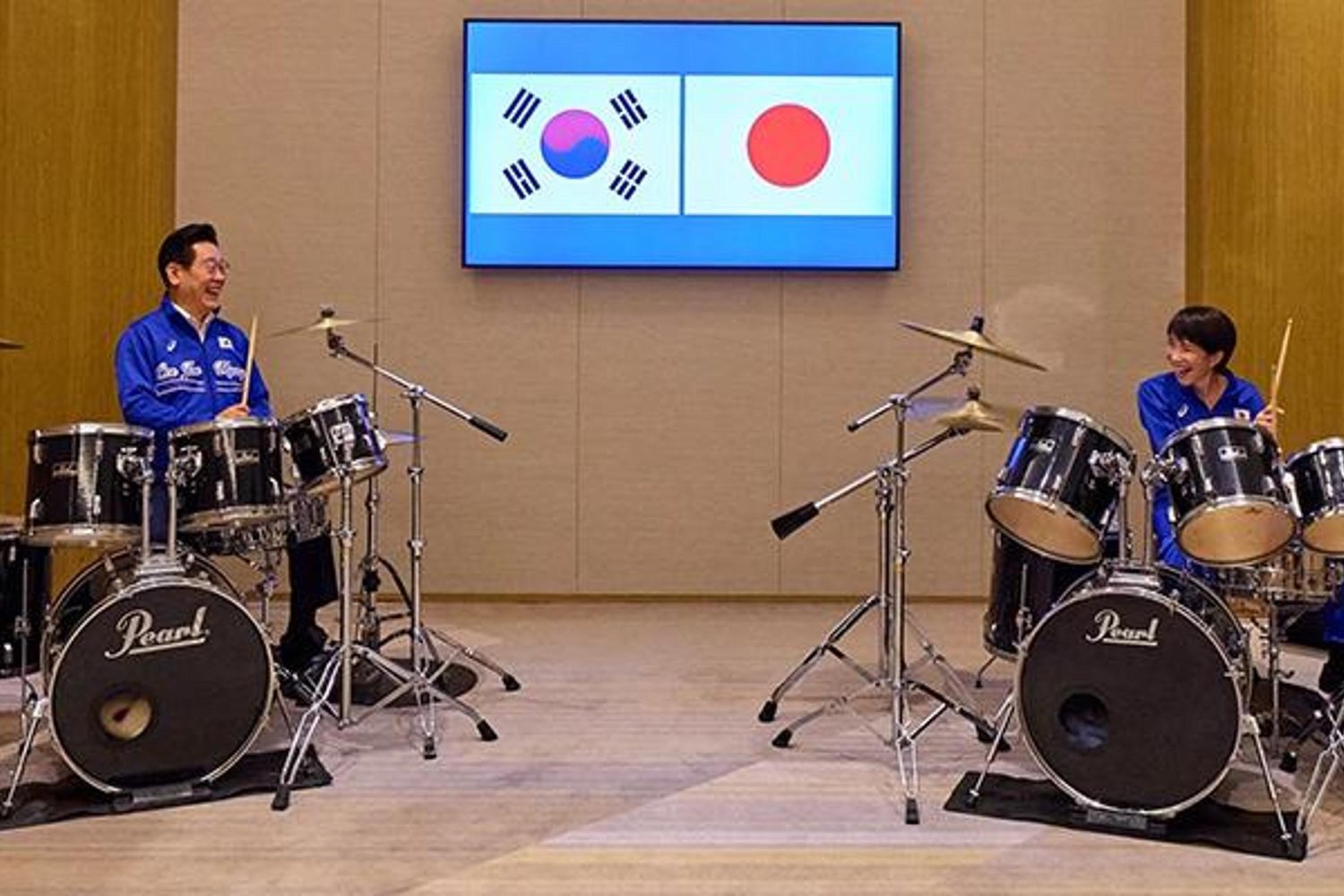 Japonya ve Güney Kore Liderleri Bateri Performansıyla Sürpriz Yaptı