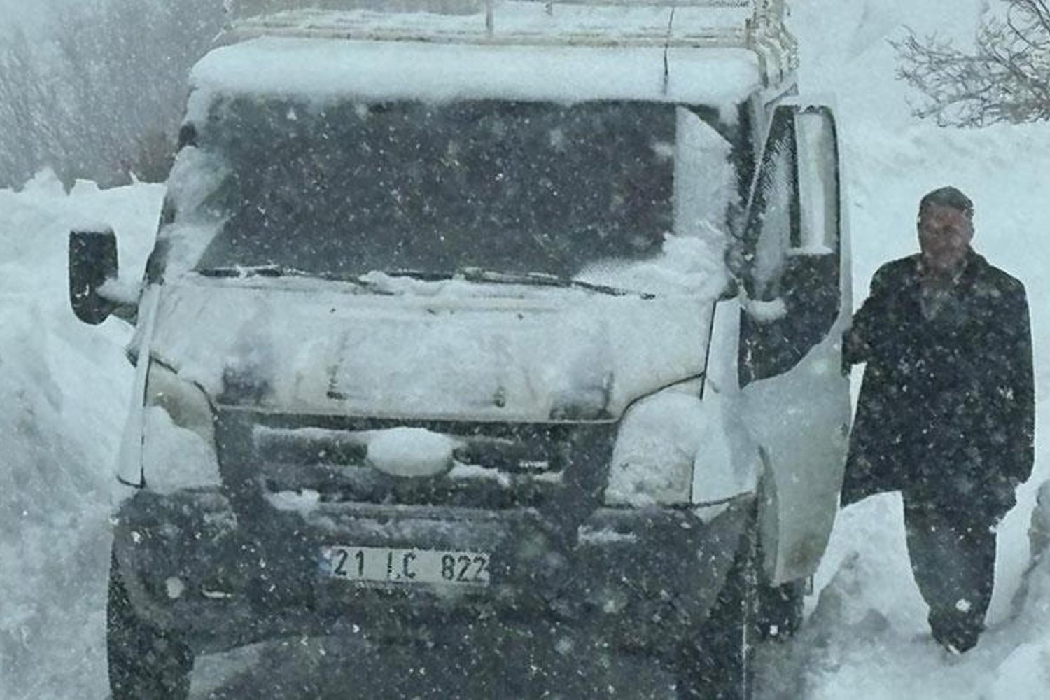 Kar ve Tipi Yolda Kalan Servis Minibüsü Kurtarıldı! Konya ve Bingöl’de Yol Durumu Güncellendi