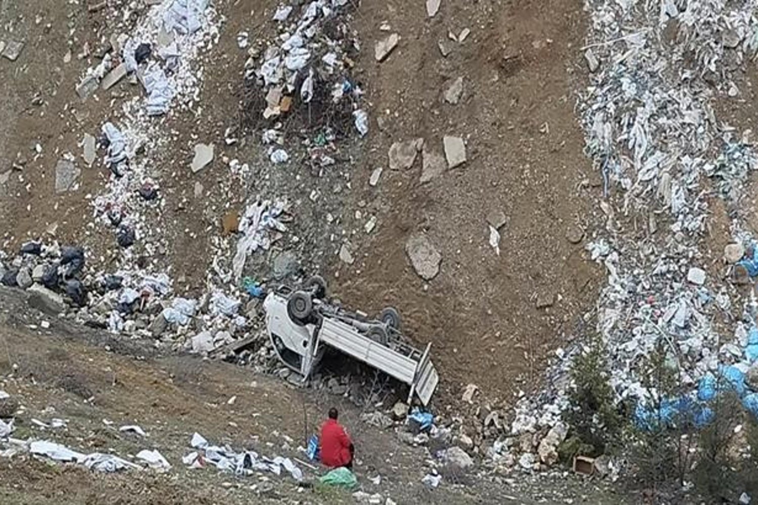 Karabük’te Kamyonet Yüksekten Devrildi: 2 Yaralı