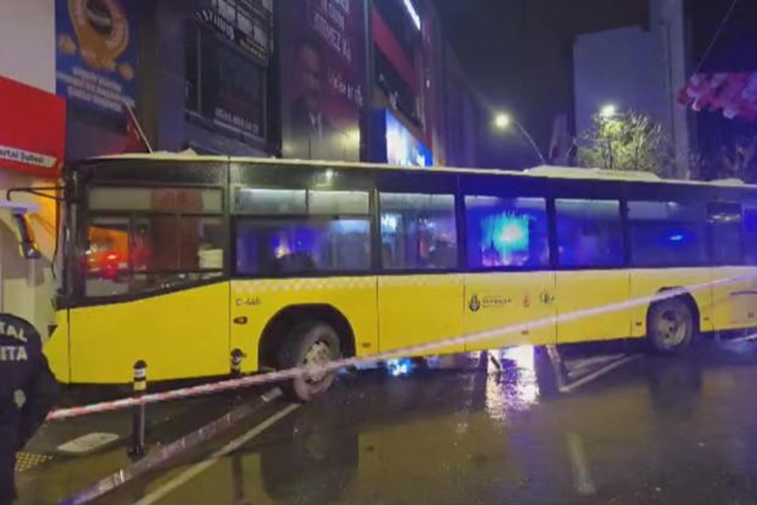 Kartal'da Otobüs Korkutan Kazaya Neden Oldu: Sürücü Kontrolü Kaybetti