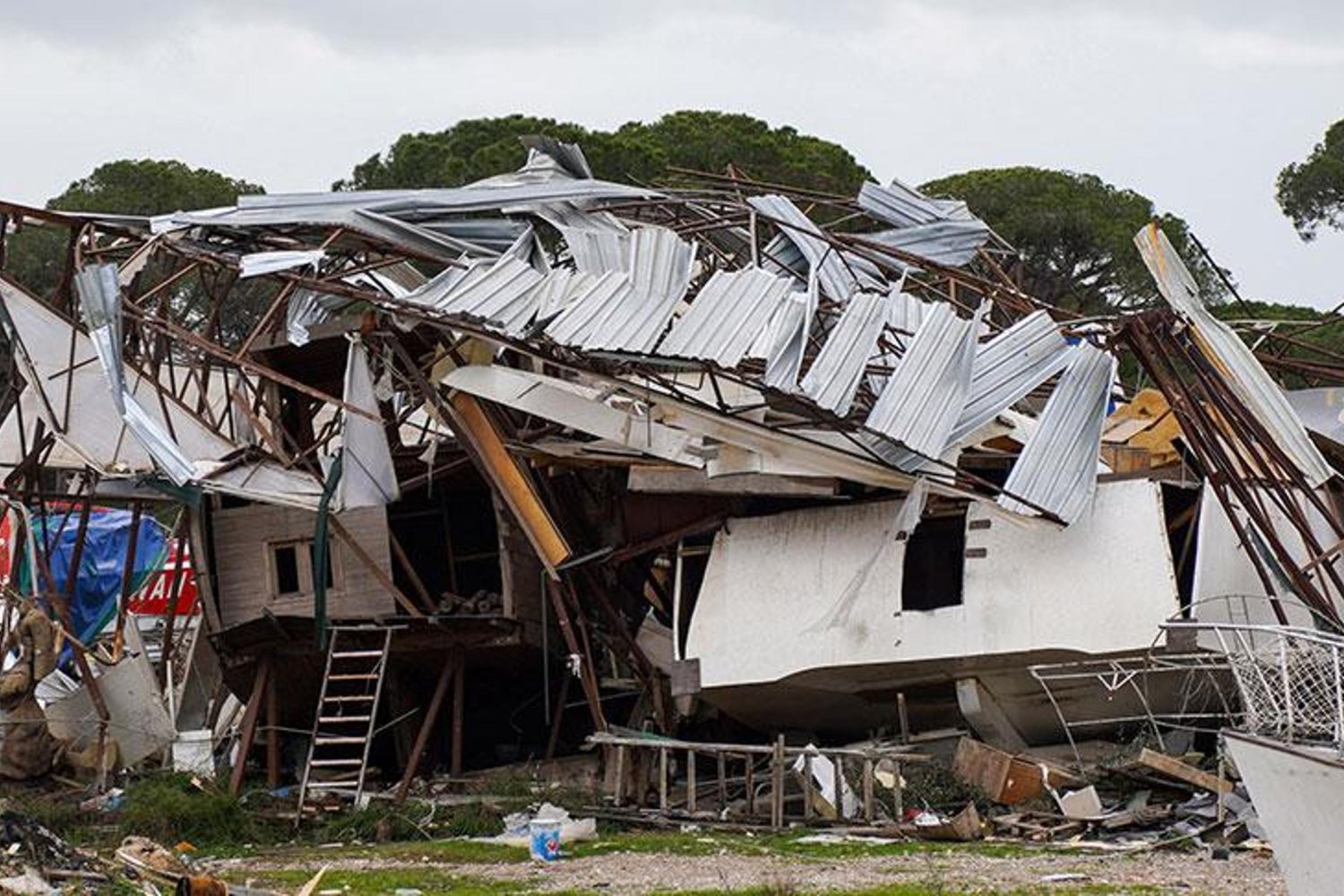 Antalya'da Şiddetli Fırtına ve Hortumlardan Büyük Hasar