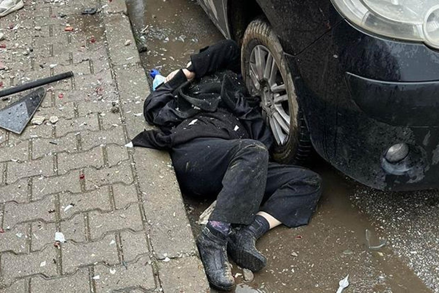 İzmir'de Otomobil Kazası: Bir Yaya Ağır Yaralandı, 6 Kişi Yaralandı