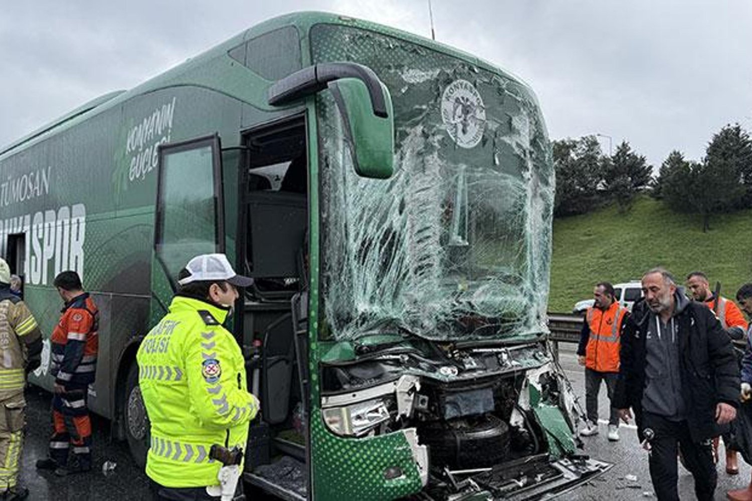 Konyaspor U-19 Otobüs Kazası: Yaralılar Var, TEM Otoyolu Kapandı