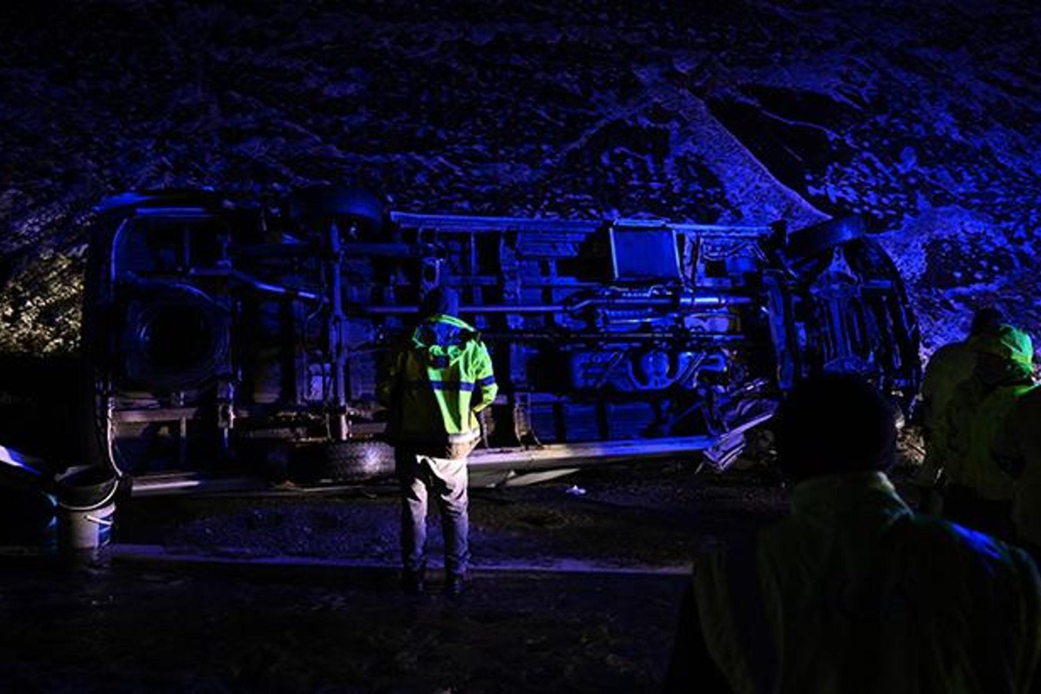 Kuzey Çevre Otoyolunda Kaza: Minibüs Bariyerlere Çarparak Devrildi