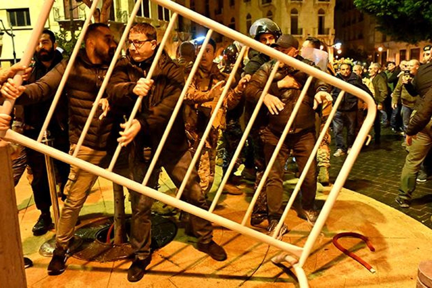 Meclis Çevresindeki Emekli Askerler 2026 Maaş Artışını Protesto Ediyor