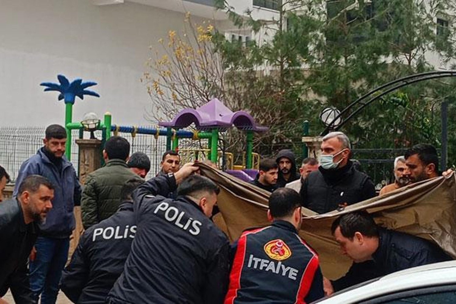 Yenikent Mahallesi'nde Cinayet Gibi Düşme: Kadın Hayatını Kaybetti