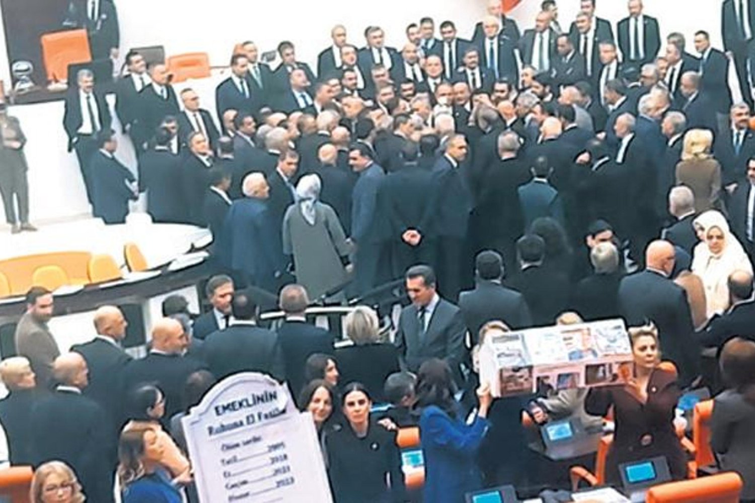 Çankaya’da Sürpriz Protesto: Kartondan Tabutla Meclis Girişimi ve Yumruklaşma