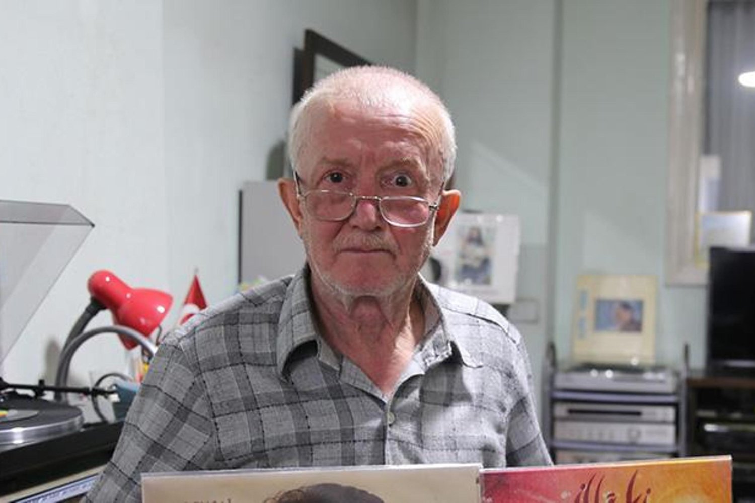 Plak Koleksiyoncusu Mülayimc Parlak: Müzikteki Tutkusu ve Koleksiyonu 5 Bin Plağı Geçti