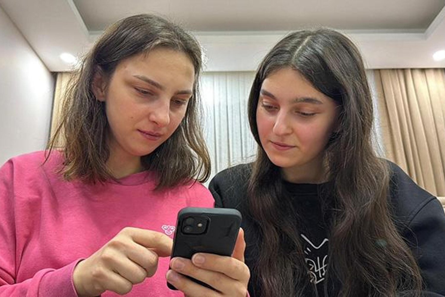 Yüz Tanıma Teknolojisinde Güvenlik Açığı: Kardeşler Telefonda Şok Edici Deneyim