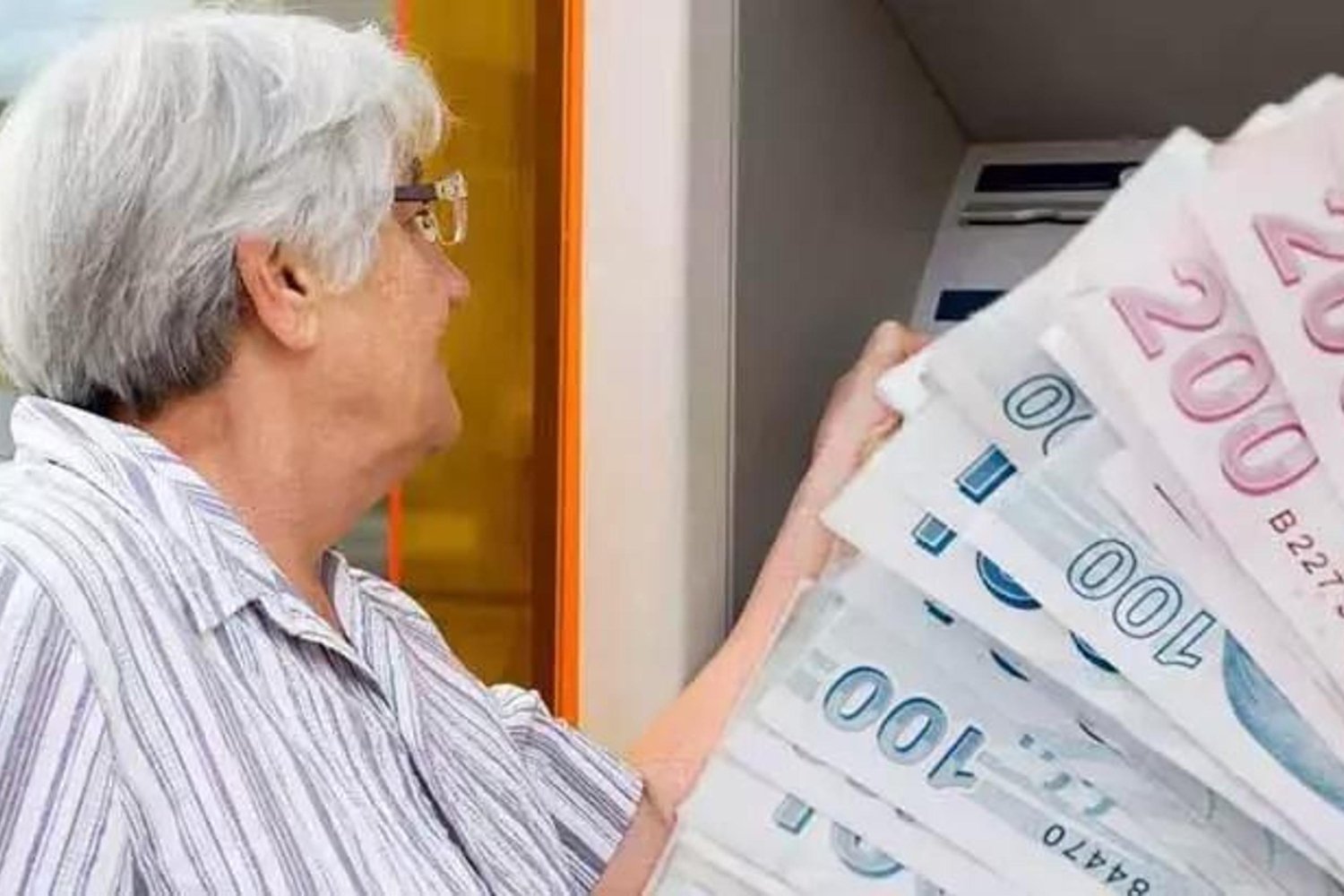 Yeni Kanunla Memur ve Emekli Maaşları Yükseldi! Trafik ve Elektrikli Scooter Denetimlerine Yetki