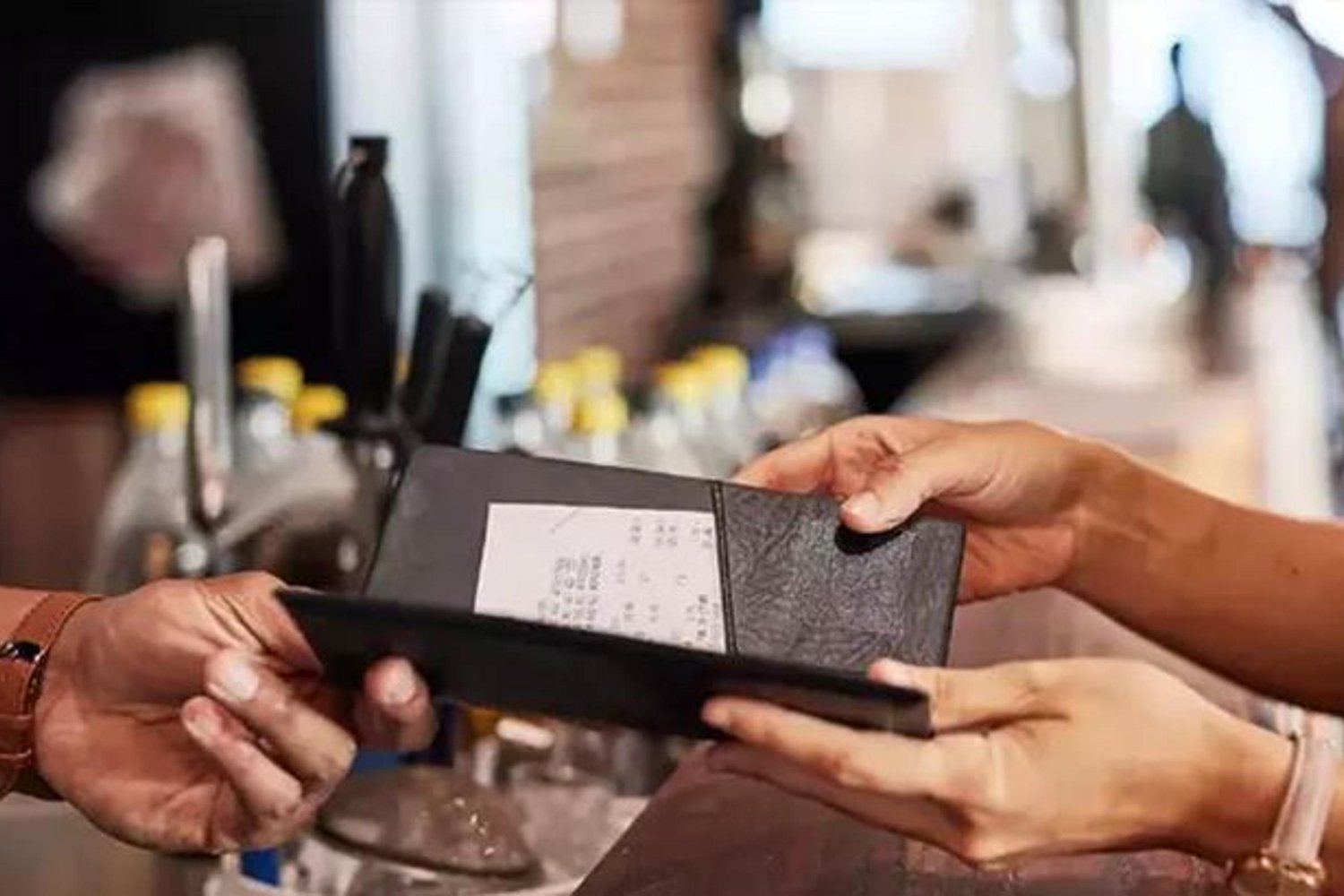 Restoran ve Kafelerden Servis ve Masa Ücreti Yasaklandı