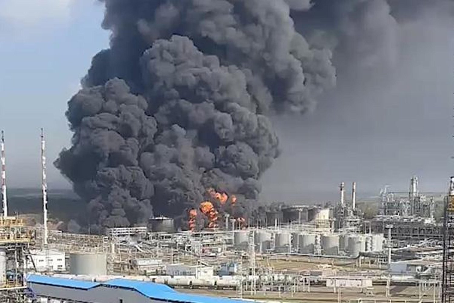 Ukrayna İHA Saldırısı: Volgograd'da Yangın ve 59 İHA Etkisiz Hale Getirildi