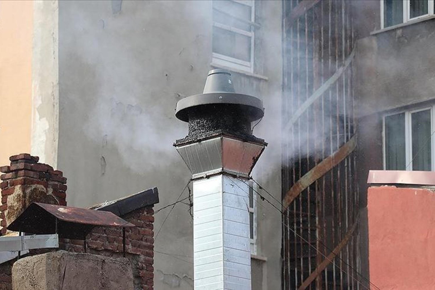 Şanlıurfa'da Karbonmonoksit Zehirlenmesi: 11 Kişi Hastaneye Kaldırıldı
