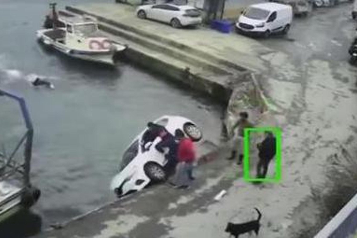 Otomobil Denize Uçtu! Sarıyer'de Kurtarma Anları Güvenlik Kamerasında