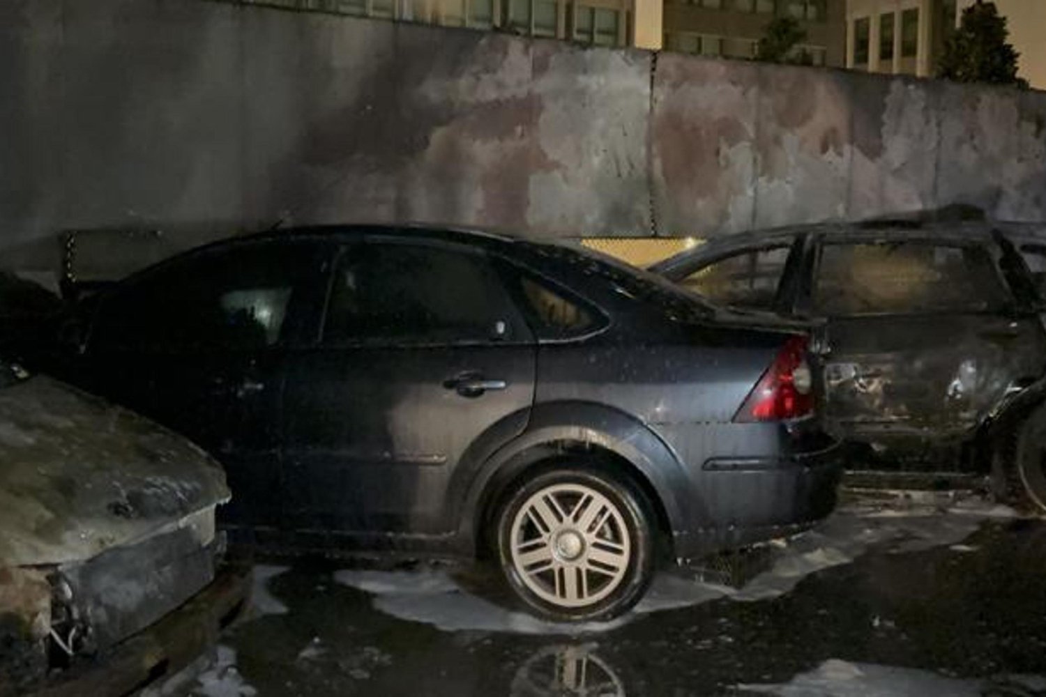 Sarıyer Maslak'ta Park Halindeki Araçlar Alevlere Teslim Oldu - Yangın İhbarı Nedeniyle Büyük Panik