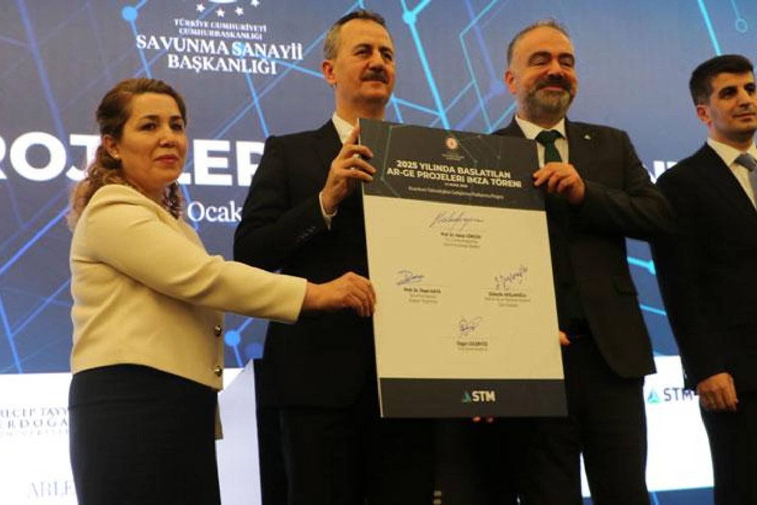 Savunma Sanayiinde Ar-Ge Güçleriyle Güçlendikçe Rekabet Artıyor