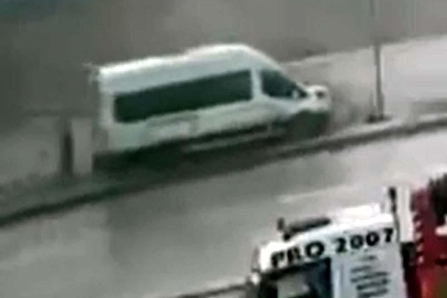 Gaziantep'te İşçi Servisi Minibüsü Refüje Çıktı: Yaya Saniyelerle Kurtuldu!