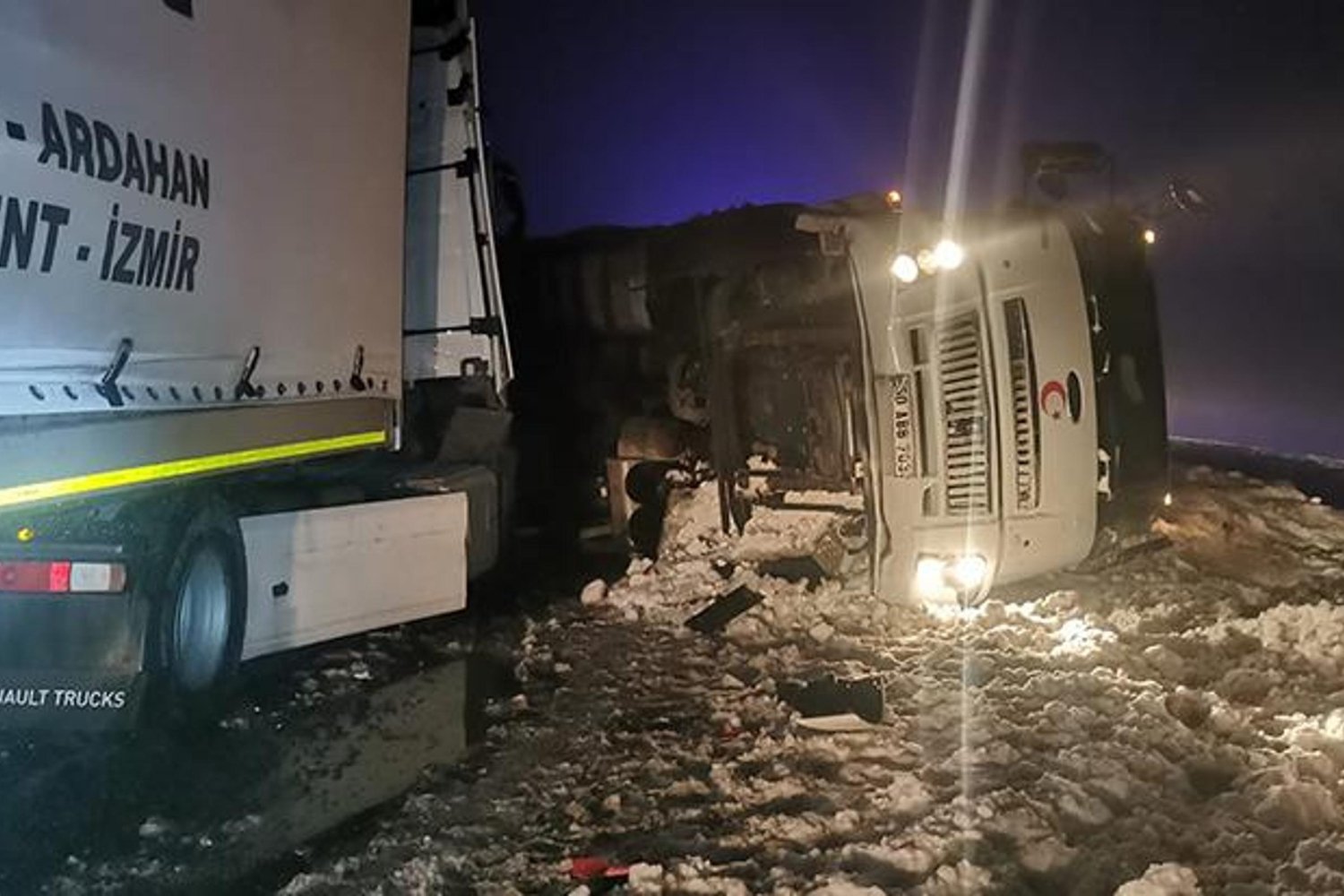 Sivas'ta Zincirleme Trafik Kazası: 8 Yaralı, Kamyon Devrildi
