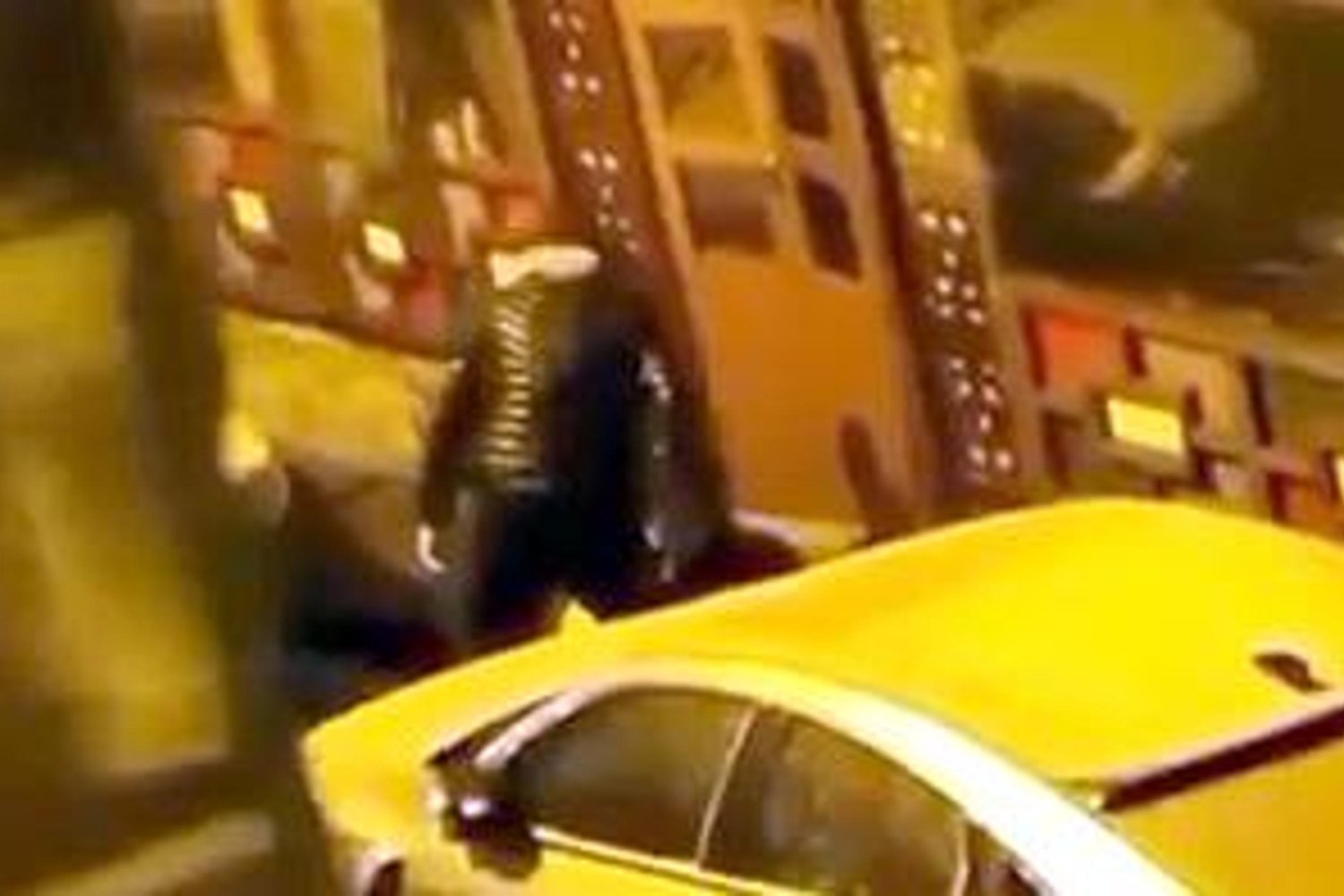 Avcılar'da Şok Anlar! Kadını Sokak Ortasında Tekme Tokat Dövdü, Şikayetçi Olmadı