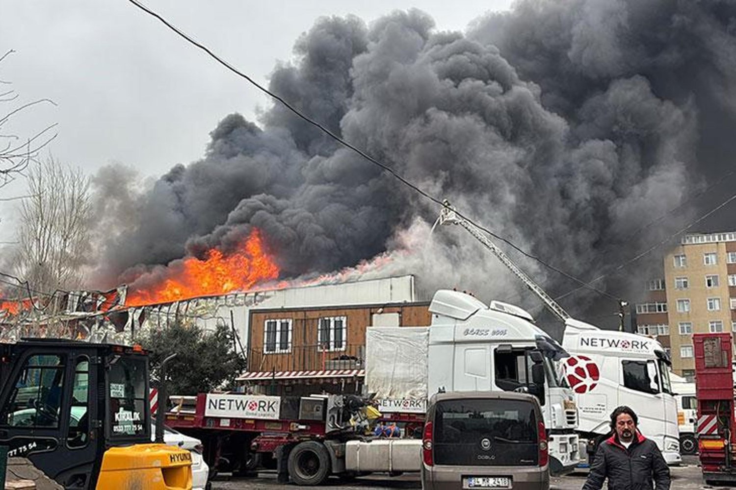 Ataşehir'de İş Yerinde Yangın Çıktı İtfaiye Müdahalesi Sürüyor
