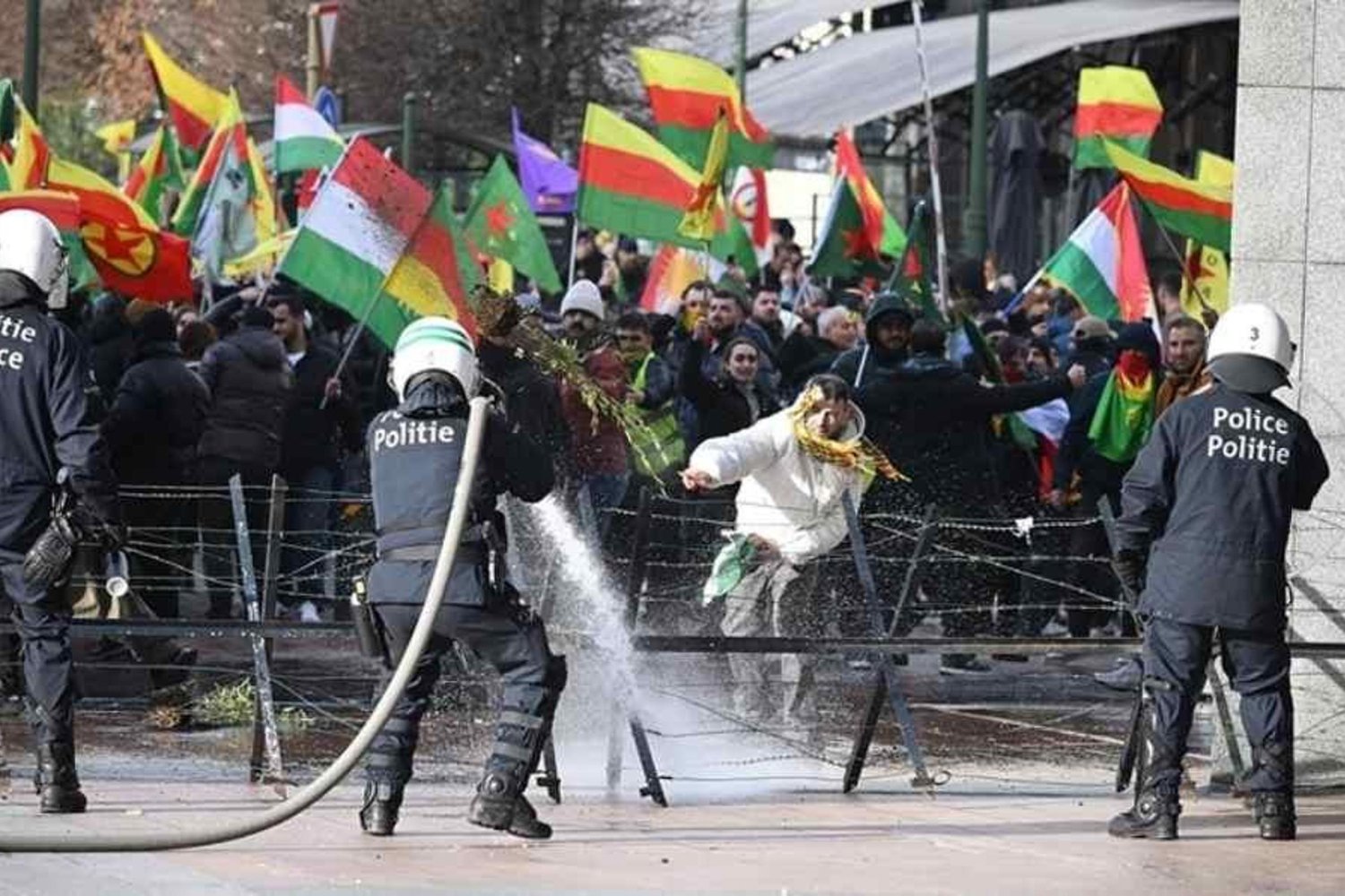 YPG/SDG Destekçileri Avrupa'da Şiddet ve Protestolara Devam Ediyor!