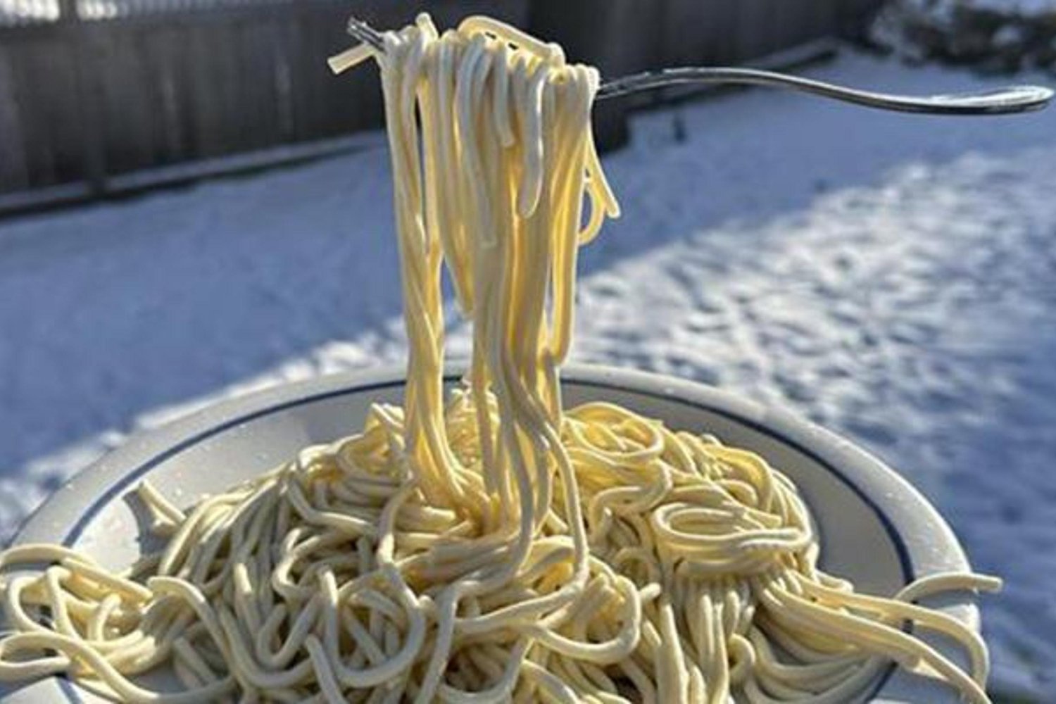 Sıcak Makarna Deneyiyle Soğuklara Meydan Okuyan Minnesota'nın Merkezi Dikkat Çekiyor